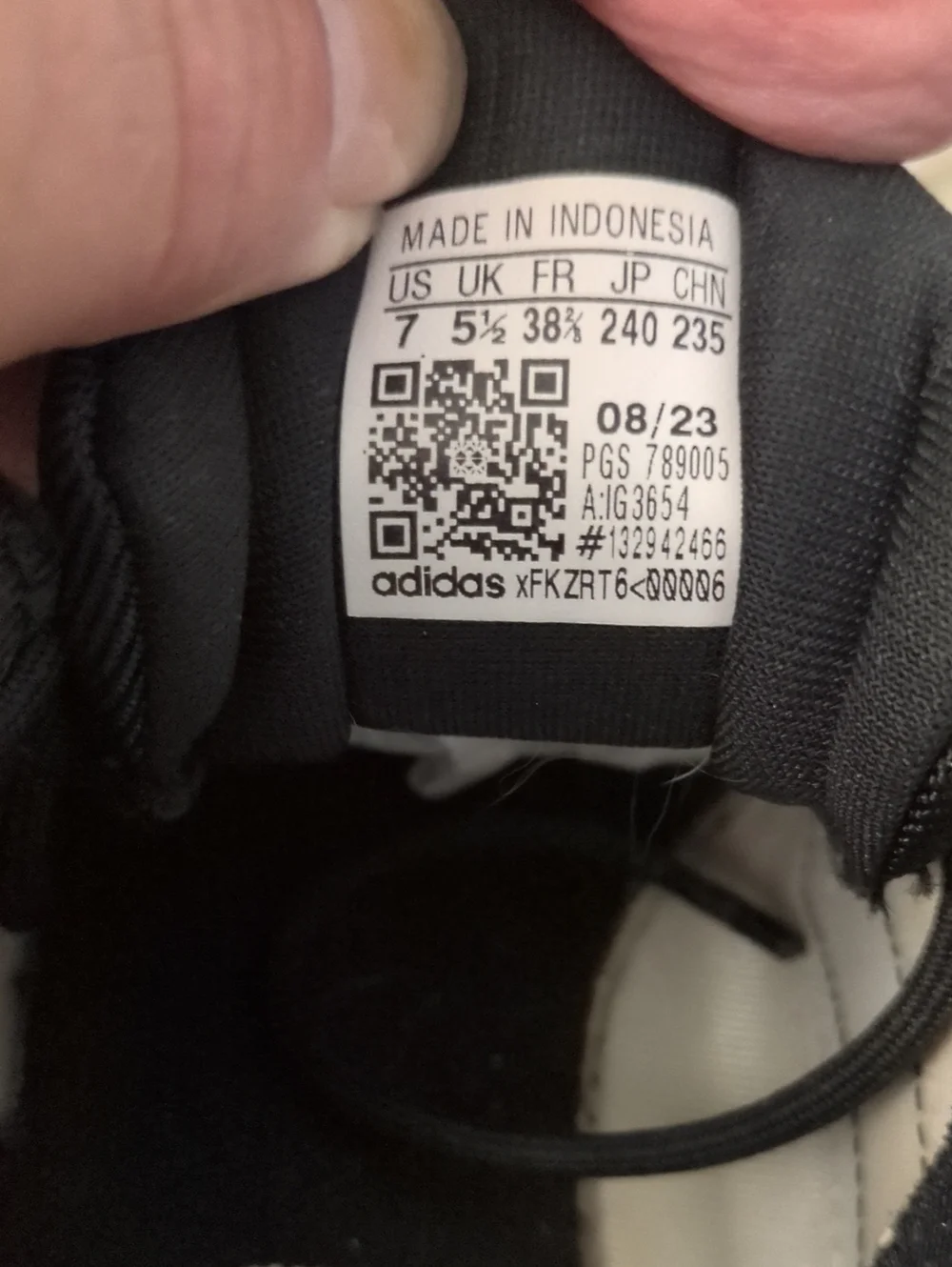 Authentic Adidas Alpha boost V1 Unisex Athletic Sneakers Size 7 NOW ONLY $55